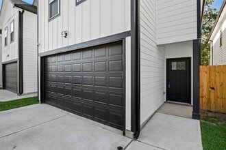 Building Photo - 1071 St Clair St