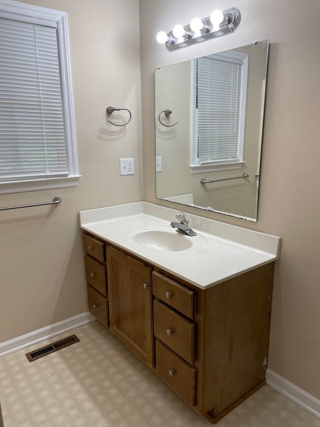Building Photo - Beautiful 3 bed, 2 bath brick home located...