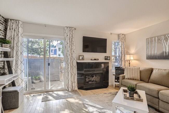 Building Photo - Evolve Real Estate: Spacious 3 Bed 3 bath Townhouse  in LITTLETON! Available 7/5/2026!