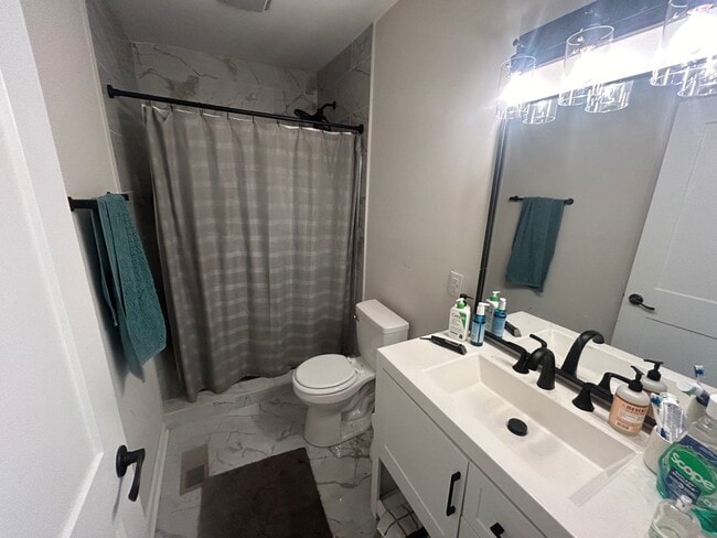 Building Photo - 827 Silver St