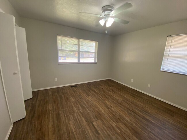 Building Photo - 3 bedroom 2.5 bath!