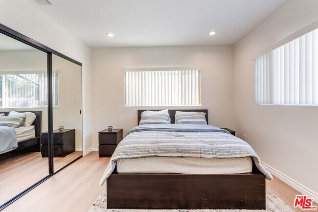 Building Photo - 1419 N Orange Dr