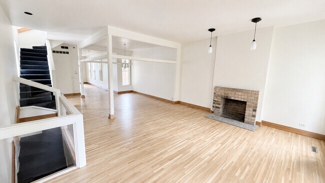 Building Photo - 534 W Dickens Ave