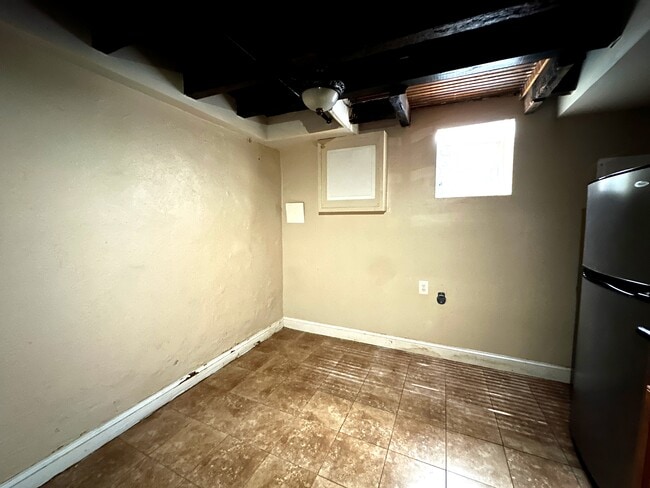 Building Photo - 623 American#F