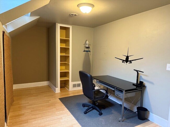 Building Photo - 2035 Lyle Ave