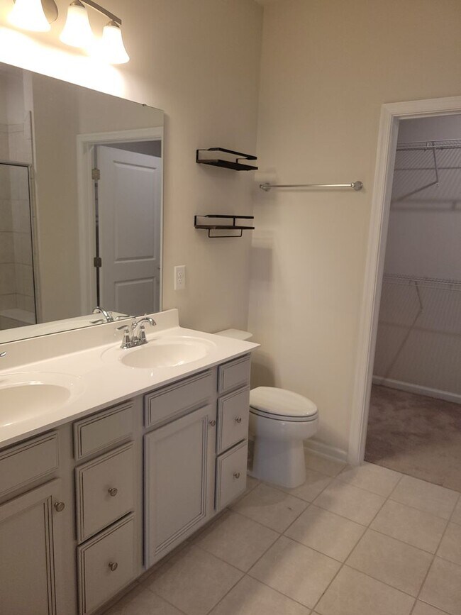 Building Photo - Lovely townhome in Stonehouse