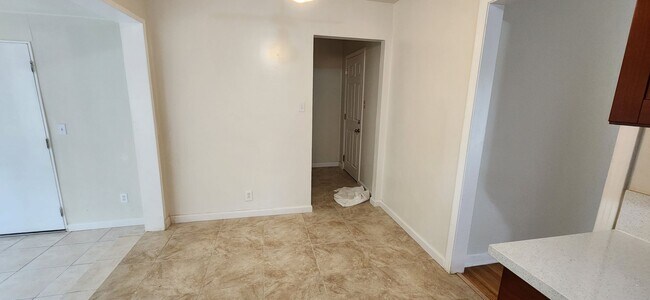 Building Photo - 2 Bedroom 1.5 Bathroom Home in S. Land Park with Updated Kitchen