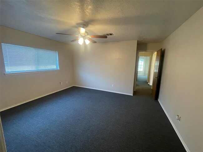 Building Photo - 302 Yorkshire Ct