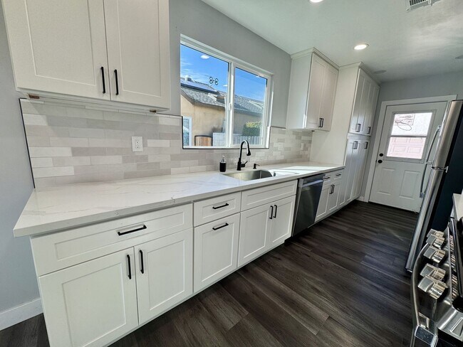 Building Photo - 4139 Gaviota Ave