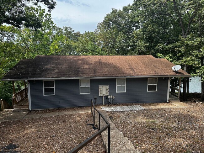Building Photo - FULLY REMODELED 2 Bedroom Apartment with l...