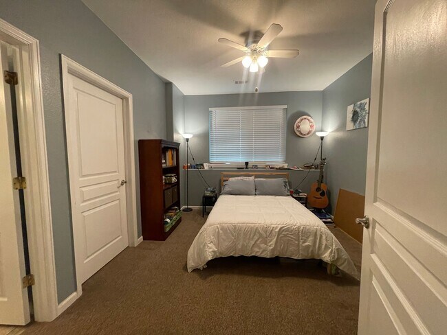 Building Photo - $0 DEPOSIT OPTION! LUXURIOUS 3BED/2BATH CONDO WITH MODERN UPGRADES