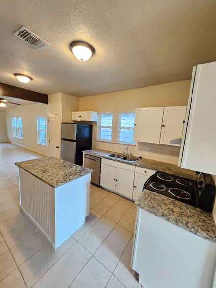 Building Photo - 1016 Center St