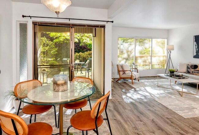 Building Photo - Downtown Bellevue 2 Bedroom 1.5 Bath 2 story Condo