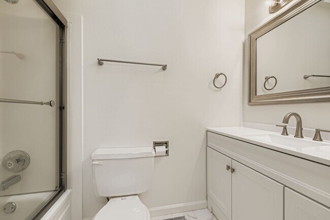 Building Photo - Fully-Remodeled 3 Bed 2.5 Bath Kirkland Home!