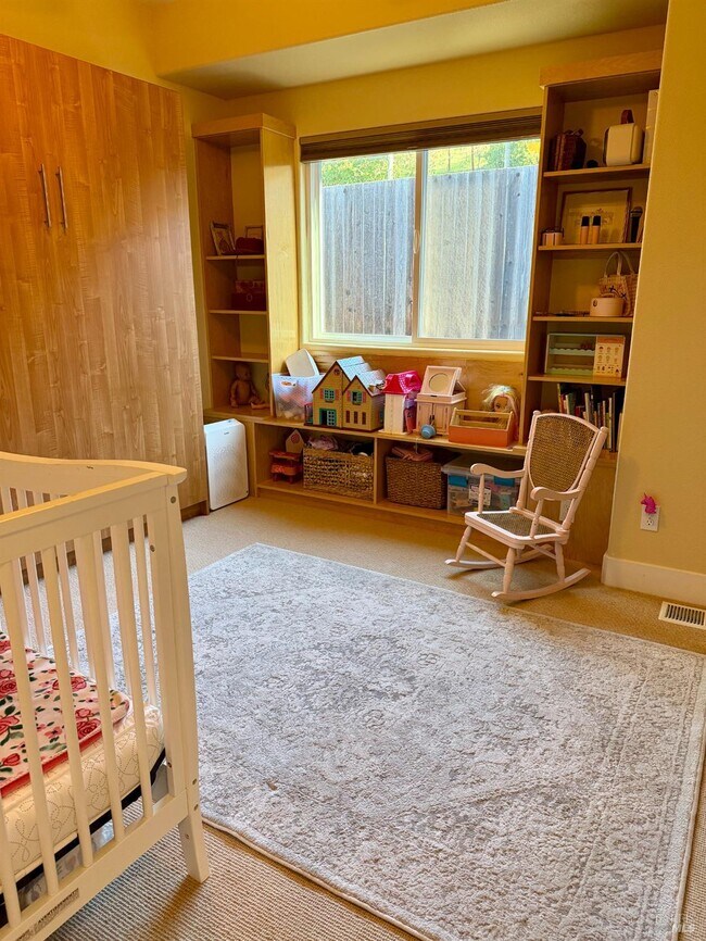 Building Photo - 5240 Hoyal Dr