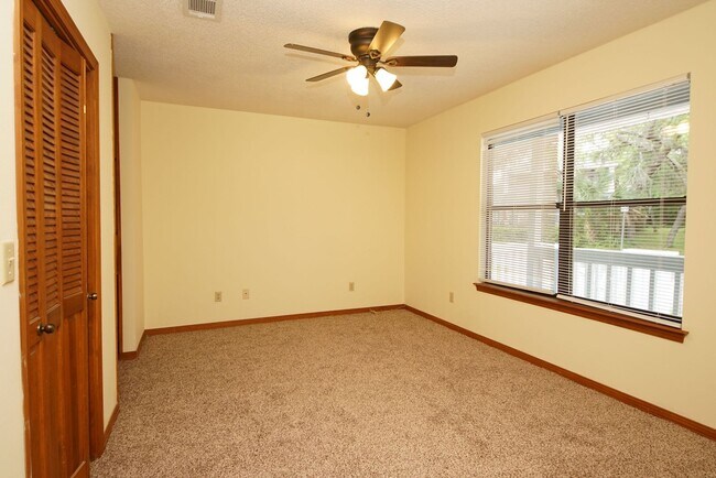 Building Photo - Waterfront Townhome in Central Niceville