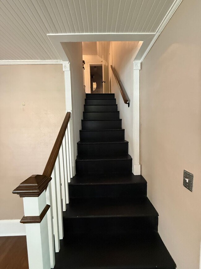 Building Photo - Gorgeous 4 Bed, 3 Bath Haymount Home