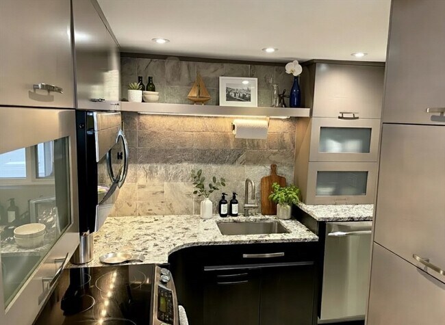 Building Photo - 170 Gore St