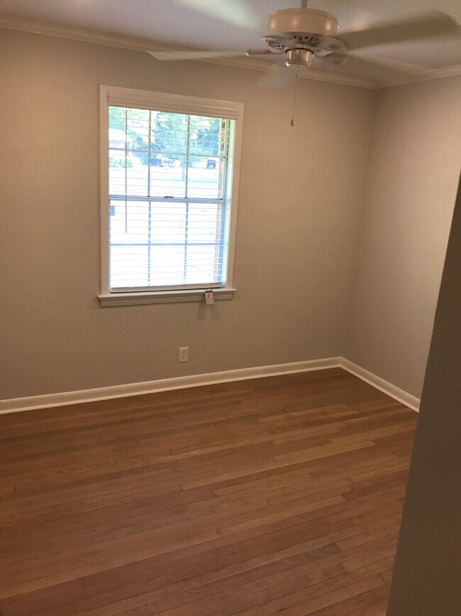 Building Photo - Beautiful home in quiet neighborhood