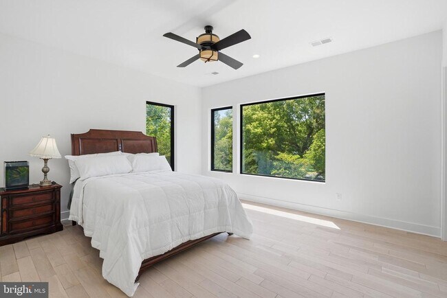 Building Photo - 1513 Oakview Dr