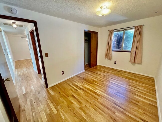 Building Photo - Beautiful 2bd/1bath South Tabor Home with ...