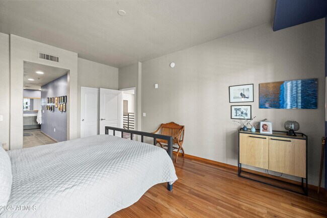 Building Photo - 17 W Vernon Ave