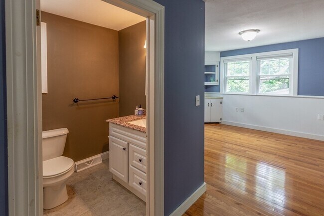 Building Photo - 10 Samoset St