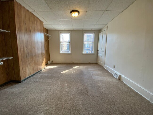 Building Photo - One Bedroom in Oakland! Great Location & H...