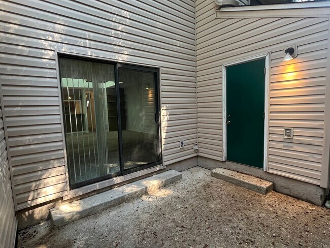Building Photo - Beautiful Northeast Townhome!