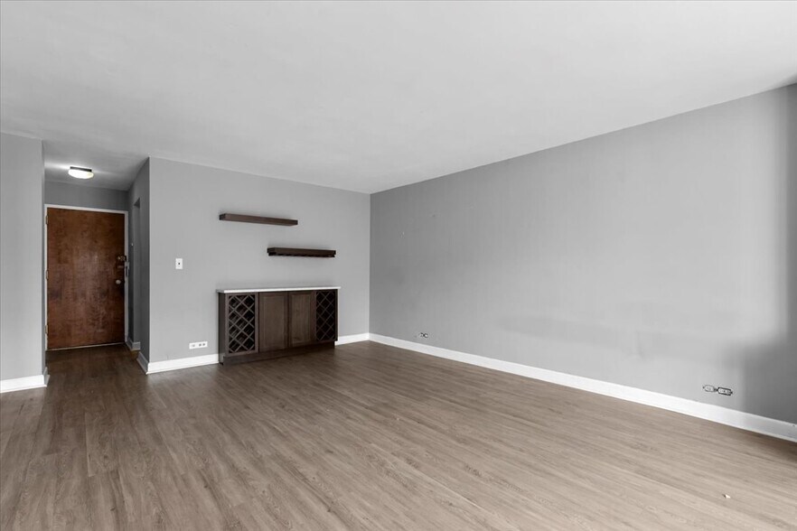 Building Photo - 5601 N Sheridan Rd