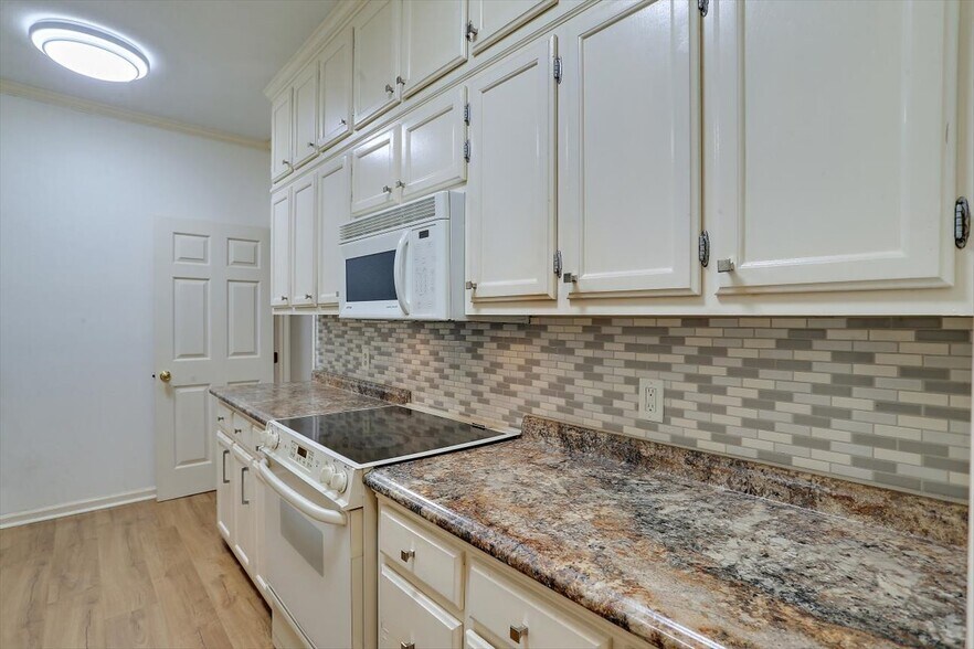 Building Photo - 1330 Roxbury Ct