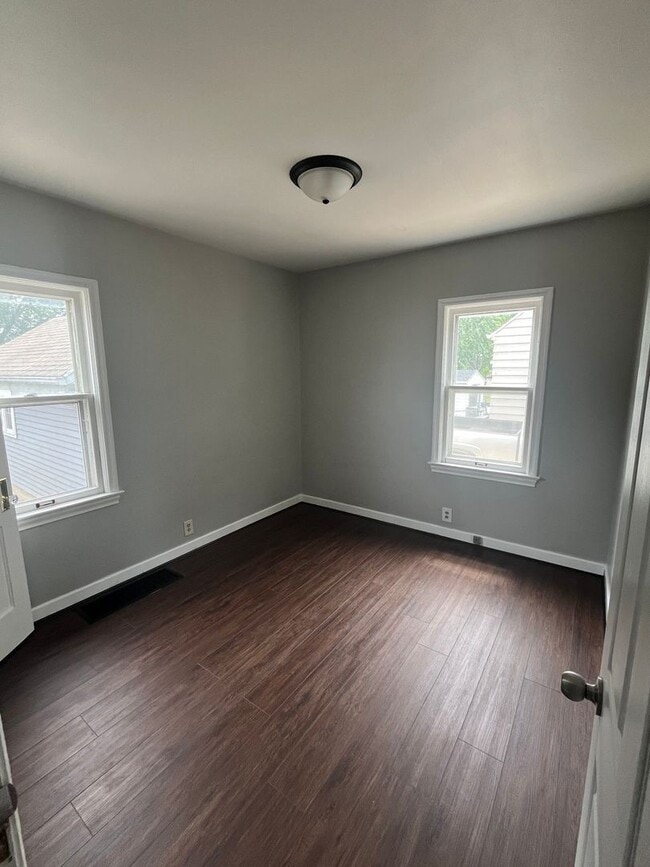 Building Photo - 3 Bed, 1 Bath - House for rent!