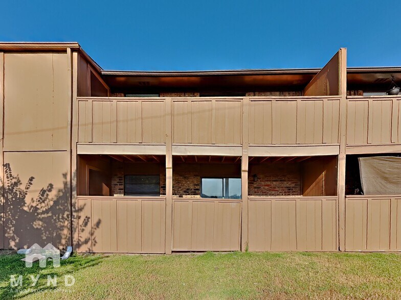 Building Photo - 624 E 3rd St