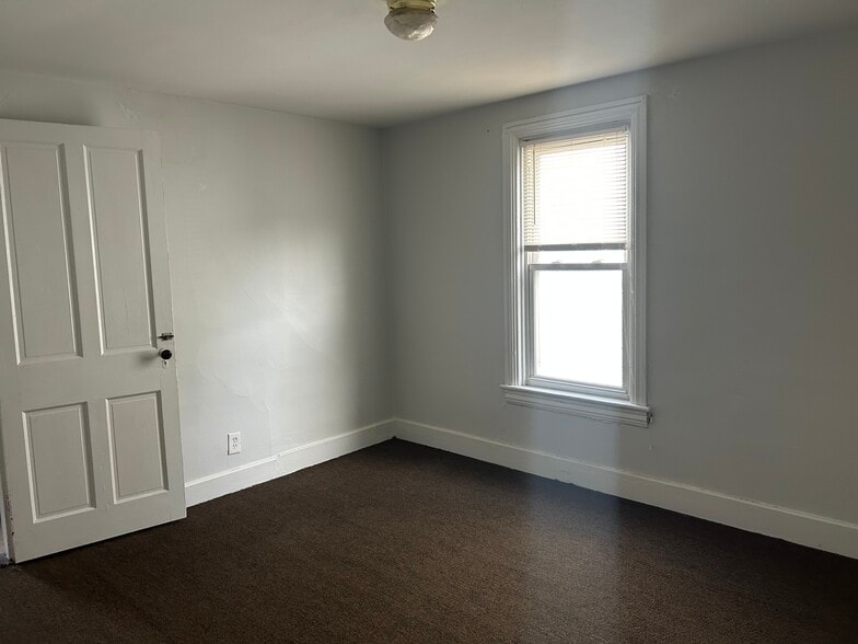 Middle bedroom - 604 E 5th St