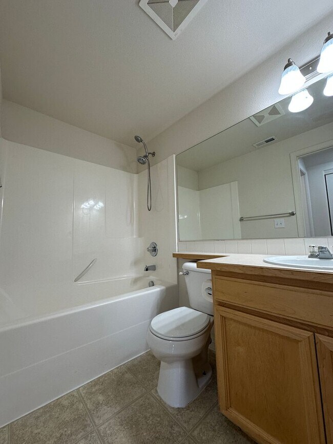 Building Photo - 3 bedroom 2.5 bath off Rd 100