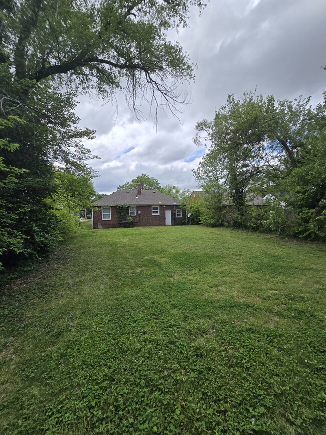 Building Photo - 1040 N Volutsia