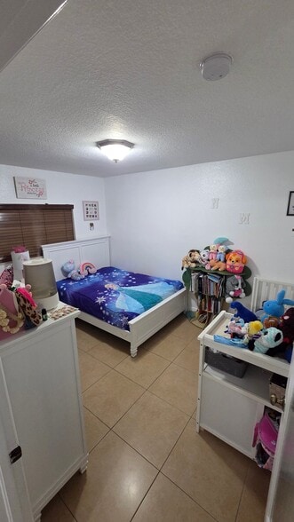 Building Photo - 21 E 3rd St