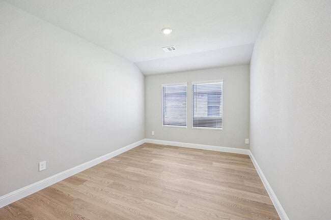 Building Photo - 409 Midnight Oak Dr