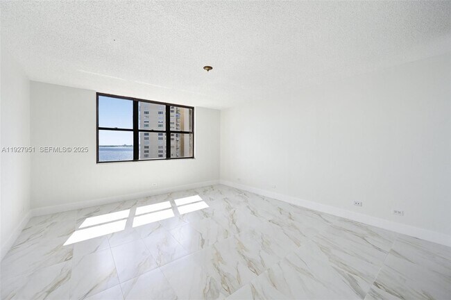 Building Photo - 1800 NE 114th St