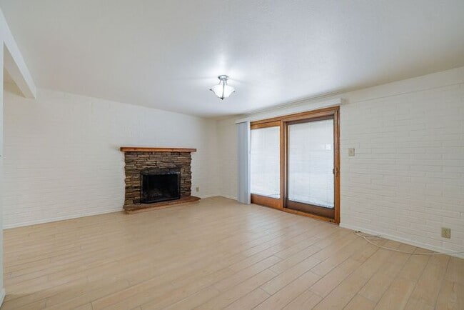 Building Photo - Charming 3-Bed Home with Spacious Backyard...