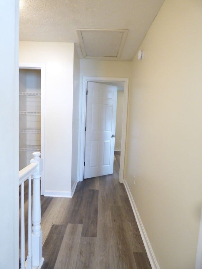 Building Photo - Beautiful Townhouse! All Electric, Washer/...