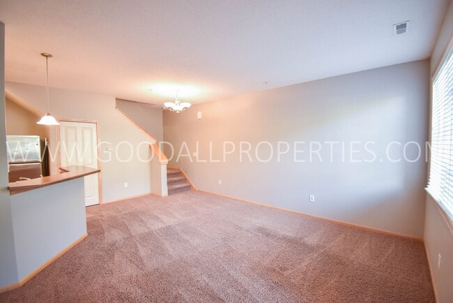 Building Photo - 2 Bedroom, 1.5 Bath Townhome in Jordan Creek area!