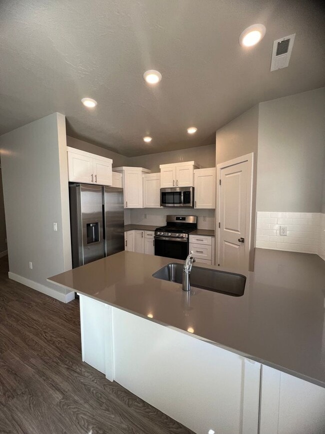 Building Photo - PRICE DROP!!!! 3 Bed/2 Bath Townhome Available NOW!!
