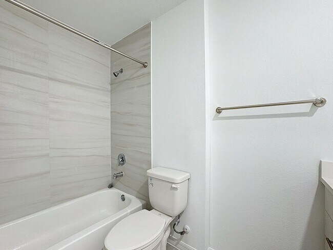 Building Photo - Townhouse For Lease in Saint Cloud