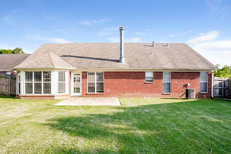 Building Photo - 10894 Carter Ln Cove