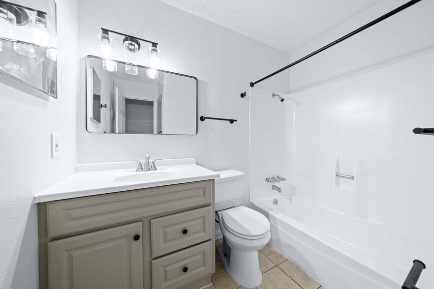 Building Photo - 9008 Galewood Dr