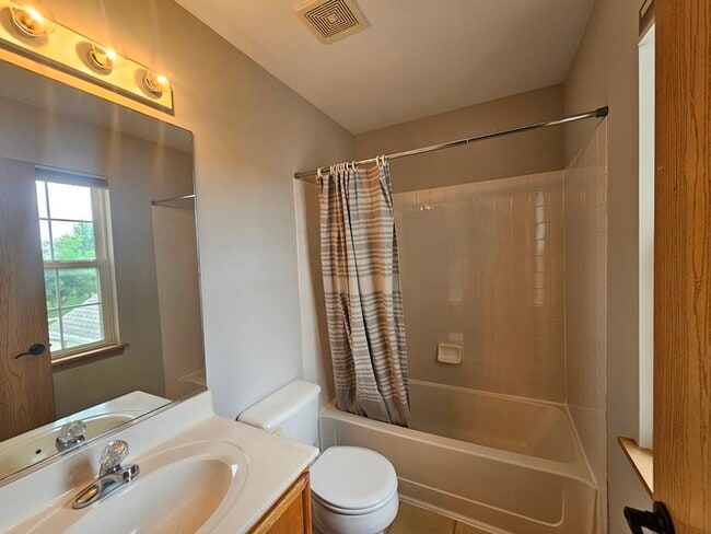 Building Photo - 2944 White Thorn Cir