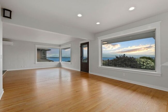 Building Photo - Gorgeous West Seattle Mid-Century Modern w...