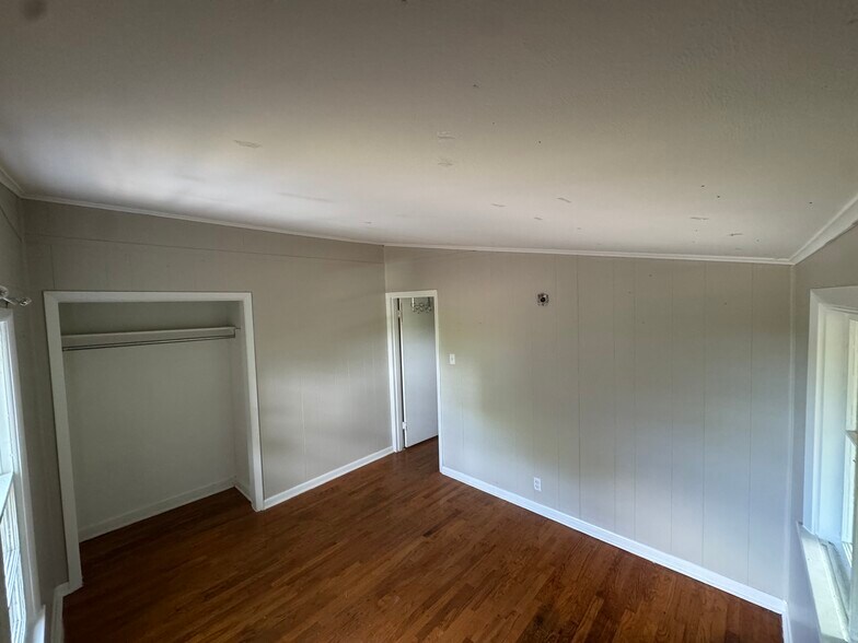 Building Photo - 304 W 35th St