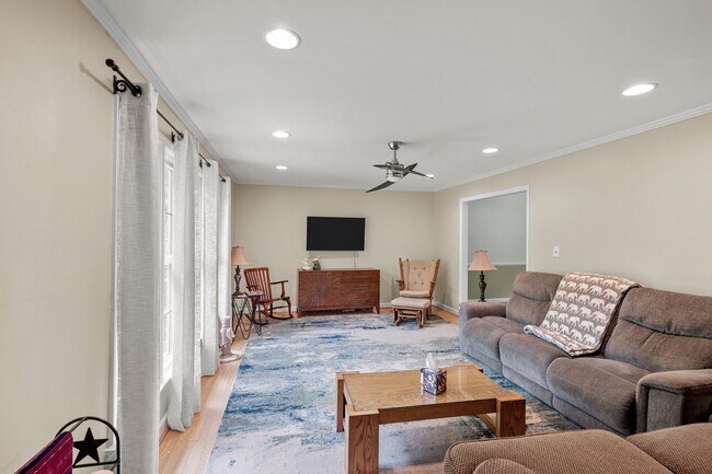 Building Photo - 327 Plantation Dr